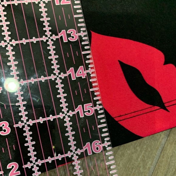 Black Crop Top with Hot Pink Lips 👄 - Picture 5 of 6